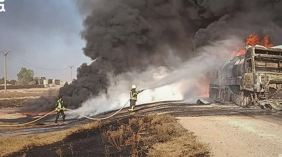 Zwei Verletzte nach Tanklaster-Unfall auf der M4-Autobahn bei Rakka