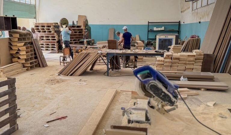 Bildungsdirektion Rakka: 5.000 neue Schulbänke angefertigt