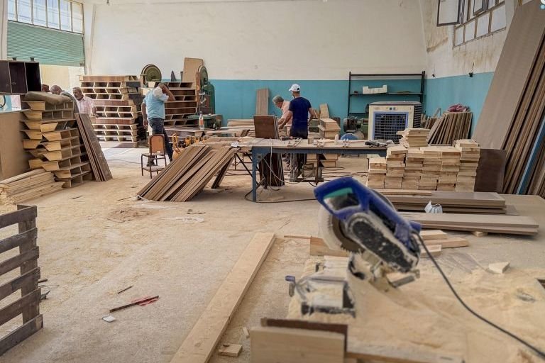 Bildungsdirektion Rakka: 5.000 neue Schulbänke angefertigt