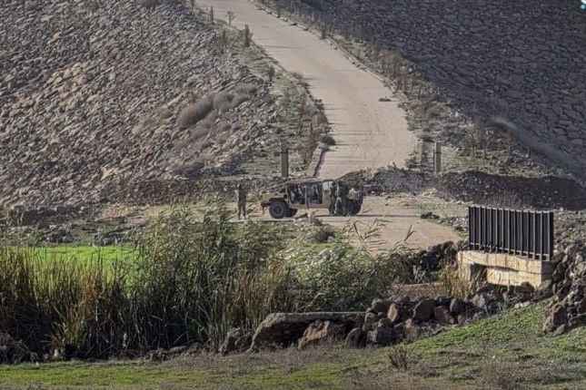 Israelische Artillerie beschießt Hügel in Rif Dimashq