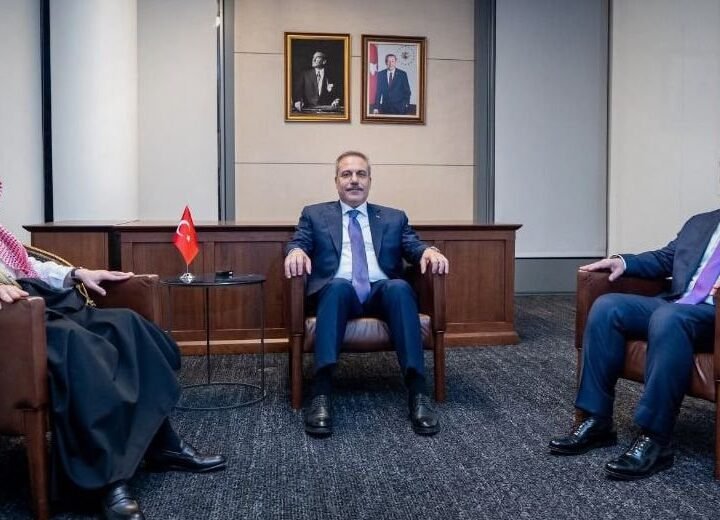 Al-Schibani erörtert mit saudischem und türkischem Amtskollegen die regionale Lage