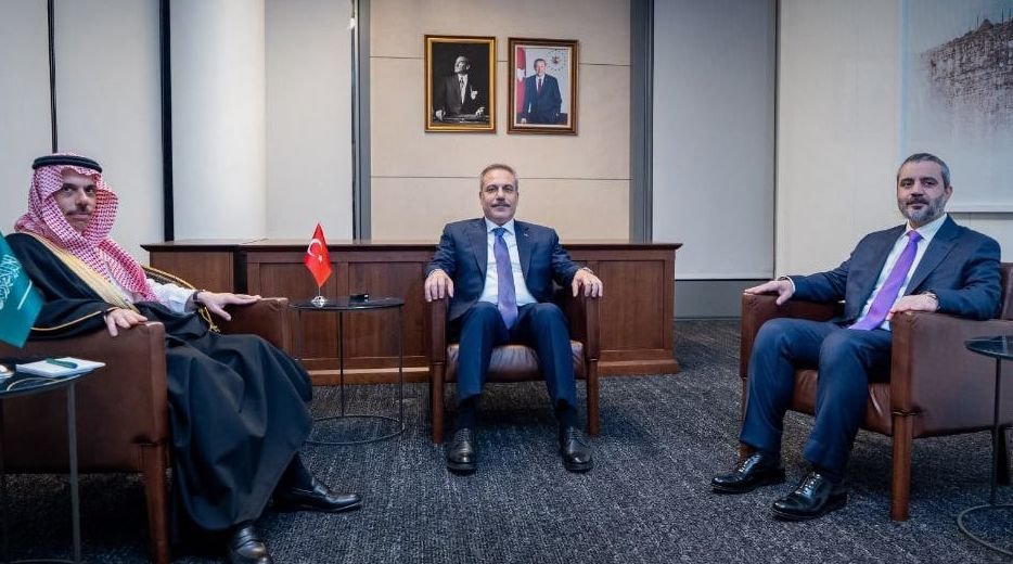 Al-Schibani erörtert mit saudischem und türkischem Amtskollegen die regionale Lage