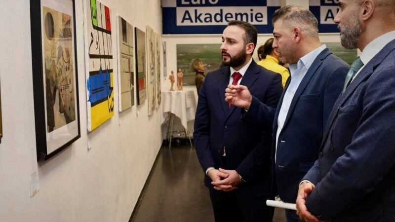 Ausstellung „Brücken des Lichts“ für syrische Kunst in Berlin eröffnet