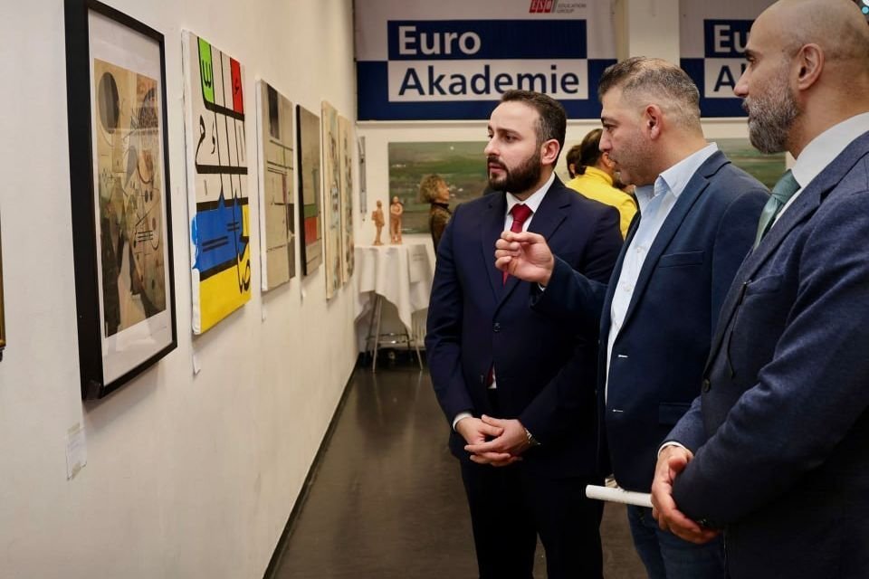 Ausstellung „Brücken des Lichts“ für syrische Kunst in Berlin eröffnet