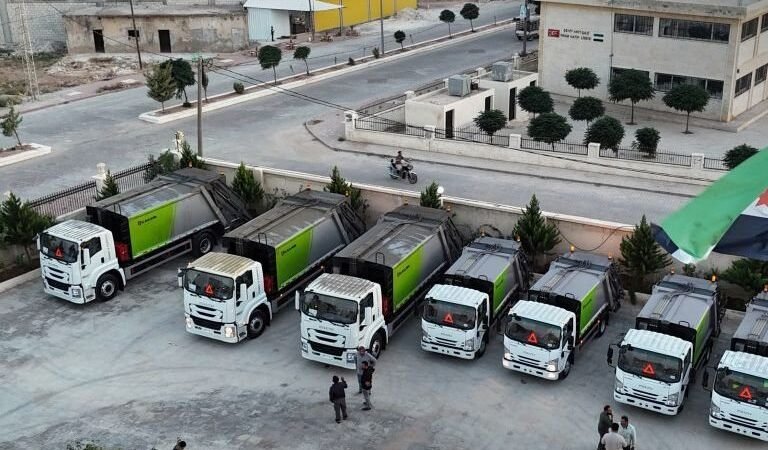 Neue Müllfahrzeuge für die Stadtreinigung in al-Bab und al-Rai
