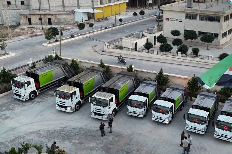 Neue Müllfahrzeuge für die Stadtreinigung in al-Bab und al-Rai