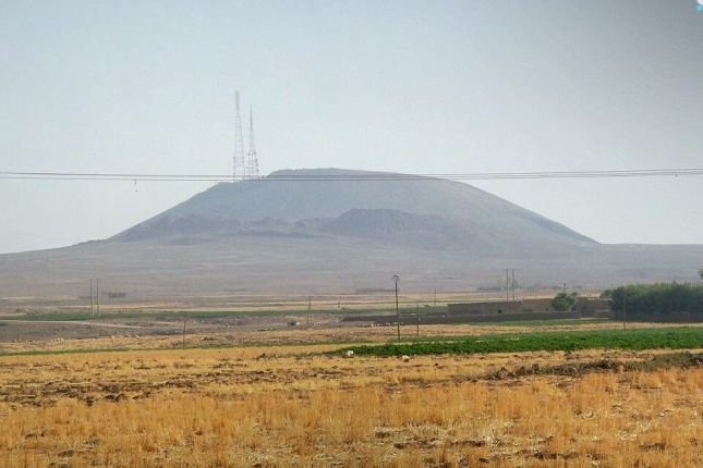 Spezialisten untersuchen mysteriöse Dämpfe am Berg Kawkab in al-Hasaka