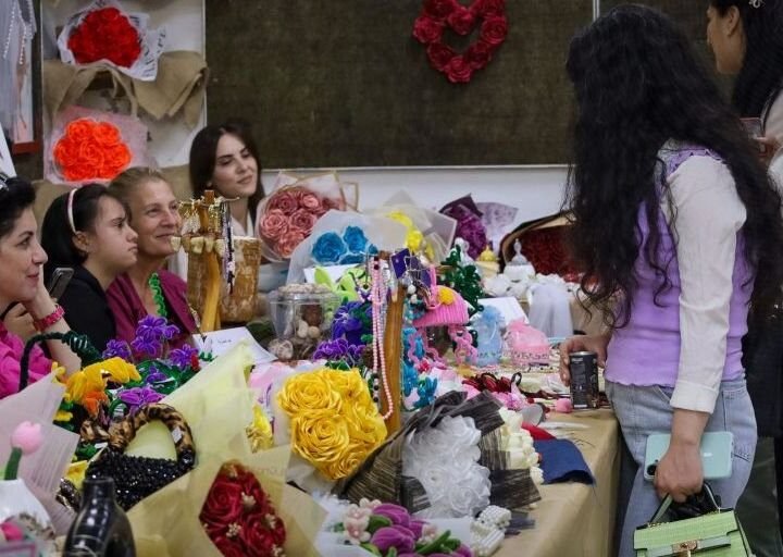 Kunsthandwerksmesse „Anamel min Baladi“ in Safita eröffnet