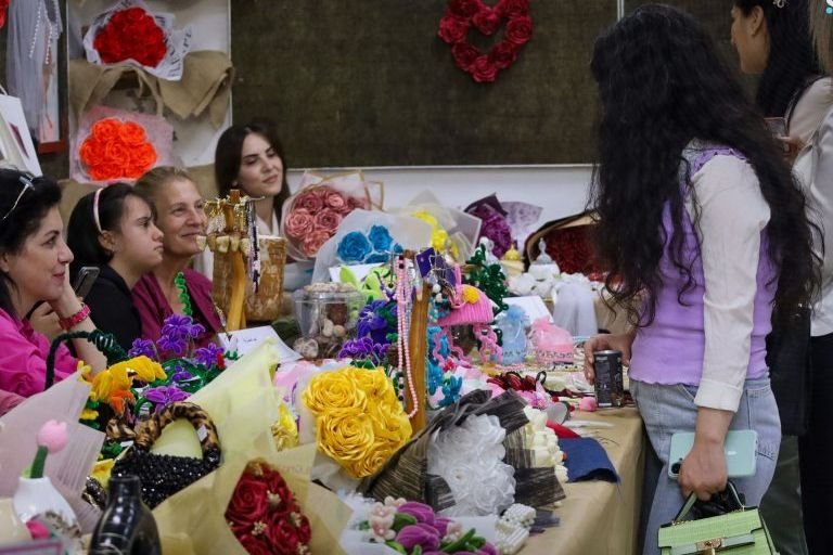 Kunsthandwerksmesse „Anamel min Baladi“ in Safita eröffnet